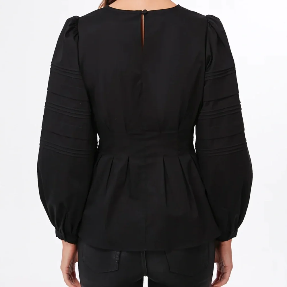 HUNTER BELL Black Tory Top